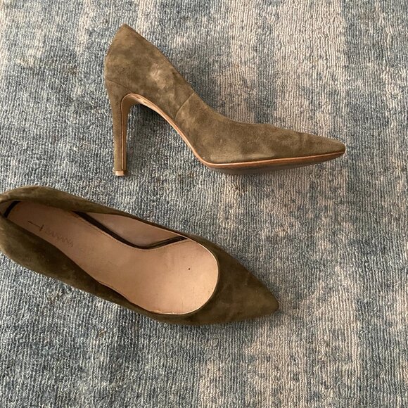 Banana Republic Olive Green Suede Heels 4 in heels sz 8 M - Picture 2 of 9